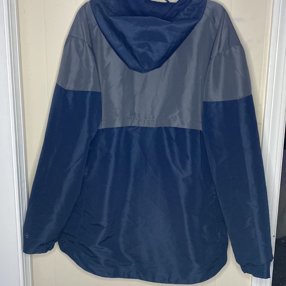 College of the Holy Cross Light Jacket/Raincoat. Excellent condition! - Picture 2 of 5
